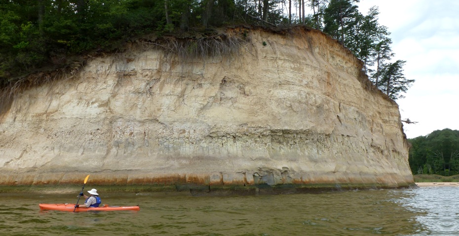 Kayakers paddling past Horsehead Cliffs