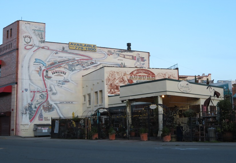 Nicely decorated building in Auburn