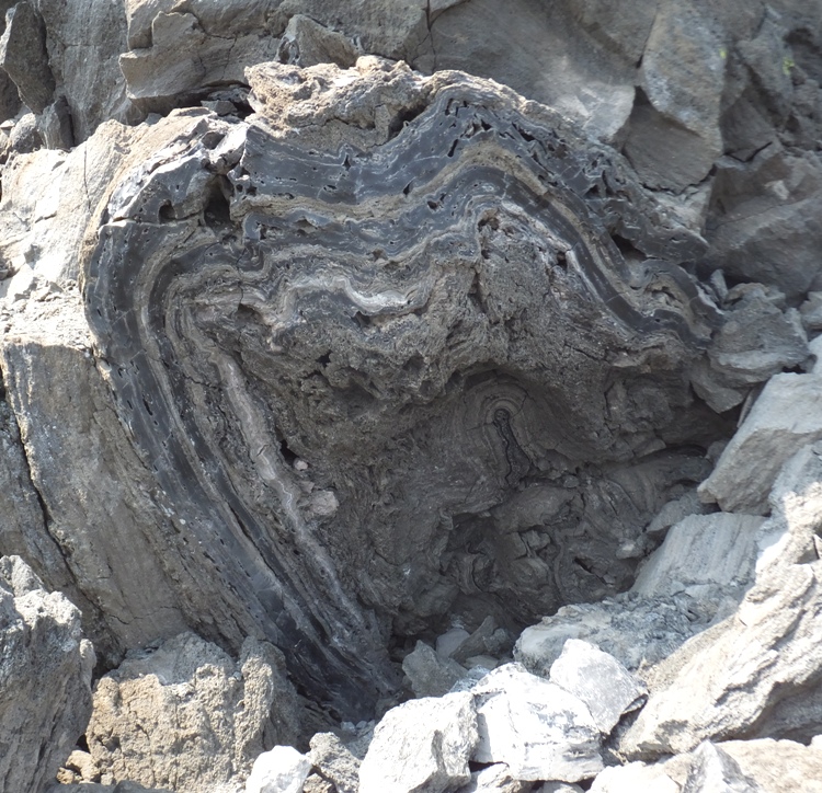 Wavy pattern on boulder