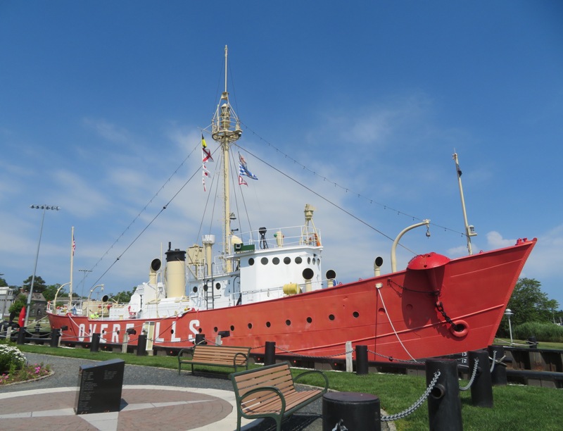 Red and white lightship Overfalls