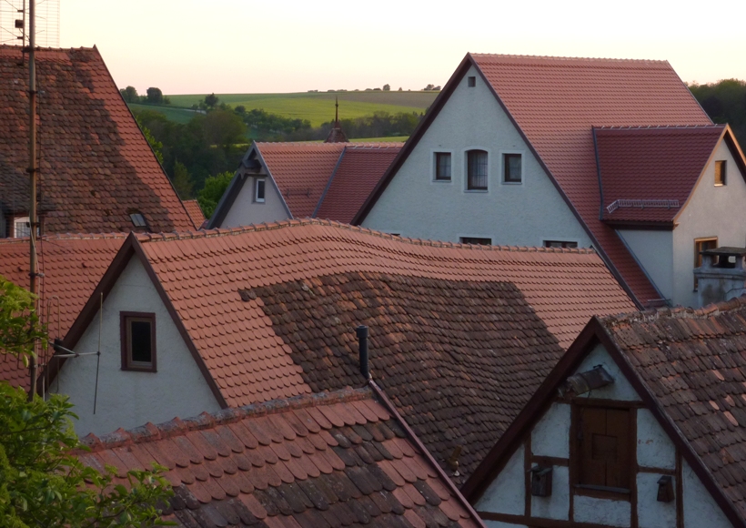 Warped roof with heavy-duty shingles