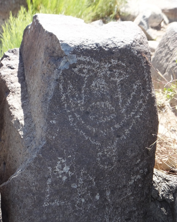 Petroglyph of balloon-shaped head