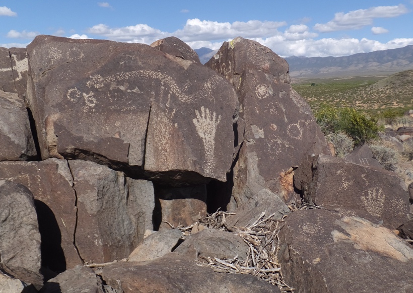 Various petroglyphs including a hand with six fingers