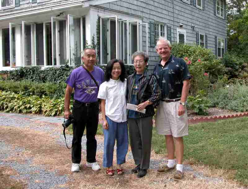 Group on front of Bay Cottage