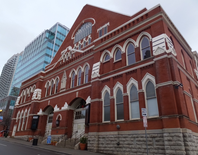 Ryman Auditorium, a large brick building