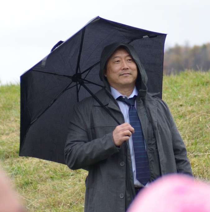 A very light sprinkle shows that Steve is ready for anything as he whips out his umbrella