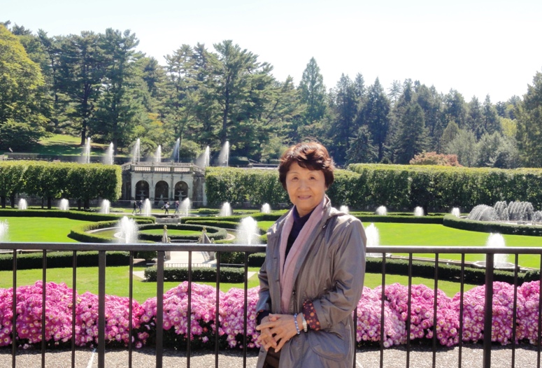 Hitomi with fountains behind