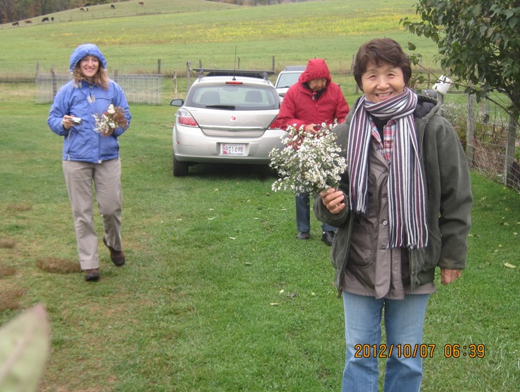 Hitomi in front holding flowers