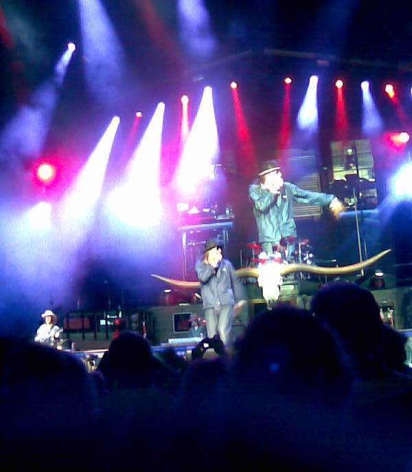 Kid Rock on stage with fake longhorn steer skull behind