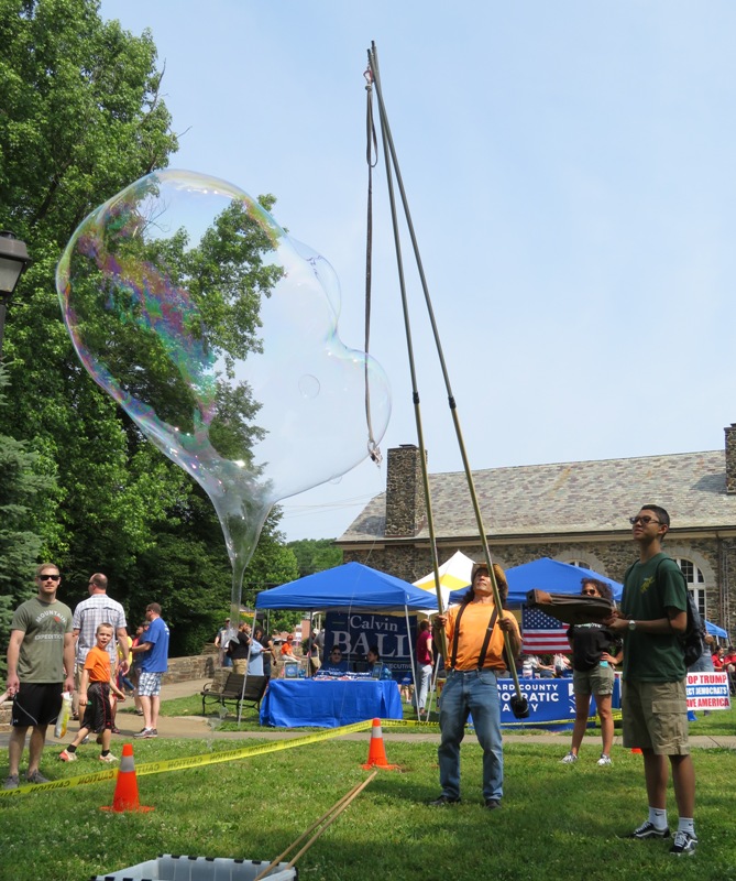 Demonstrating Saki-style ergonomics to lift the big bubble wand