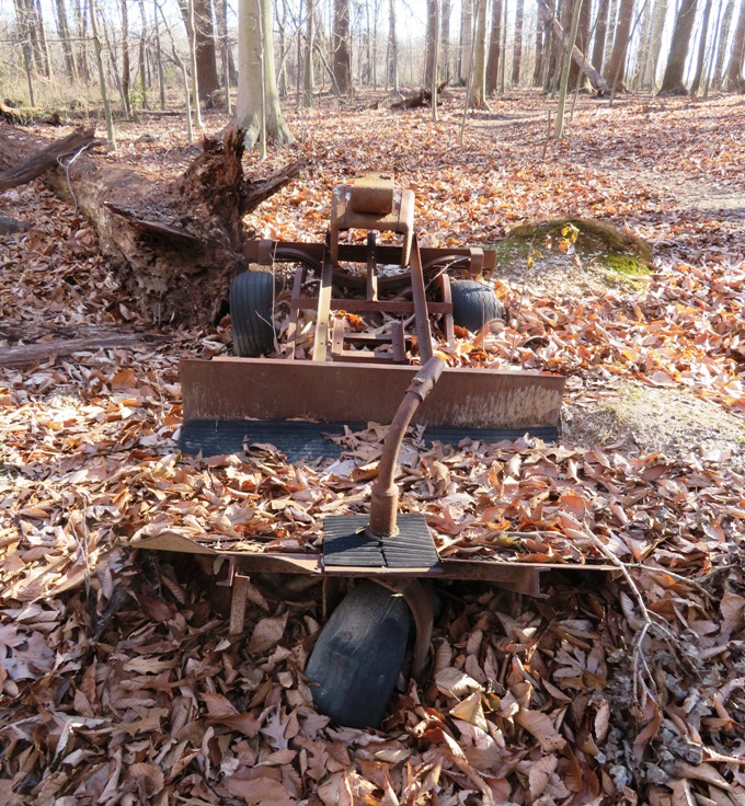 Three-wheeled contraption with a simple steering mechanism