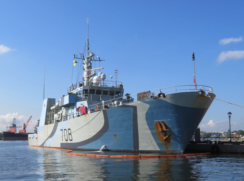 Front starboard view of HMCS Moncton