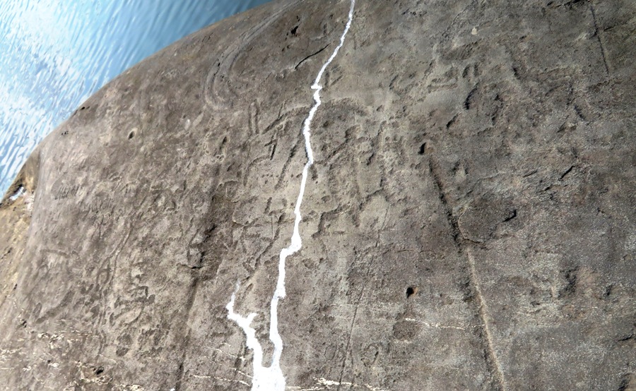 Zoomed out view showing many petroglyphs