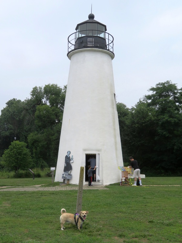 Daphne in front of lighthouse