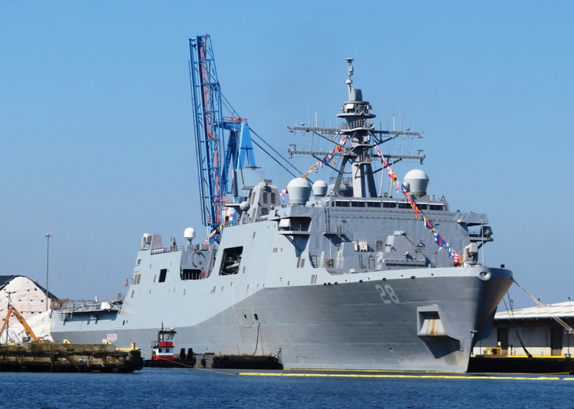 Front starboard view of LPD 28